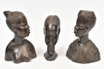 EDIAE - ÁFRICA. Três bustos de "2 mulheres e 1 Homem" esculpidos em ébano. Alt. do maior: 22cm. Assinados.