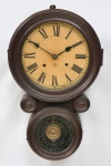 Relógio de parede da marca "Ansonia". Caixa em madeira escurecida no feitio de "8". Vidro inferior com decoração jateada. Alt.: 56cm. Funcionando.