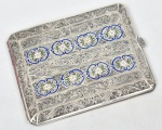 Antiga cigarreira de coleção em prata provavelmente portuguesa com finos trabalhos florais filigranados, esmaltados nas cores azul e branco e vazados. Medida: 11,5 X 9,0. Peso: 140g.