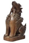 Raro e monumental guardião de "Portal de Templo Imperial" ricamente esculpido em madeira clara, representando "Foo Dog Dragon". Alt.: 96cm. China - séc. XVIII/XIX.