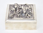 Caixa quadrada em prata portuguesa, contraste "Águia - Porto", tampa com buque de flores em relevo. Medida: 12 x 12. Peso: 380g.