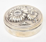 Púcaro em prata portuguesa, contraste "Javali - Porto", circa 1900. Tampa com margaridas em relevo. Diâm.: 10cm. Peso: 170g.
