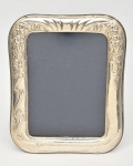 Porta retrato com guarnição em prata de lei no estilo art nouveau. Medida: 31 x 25. (Com mossas e moldura interna lascada).