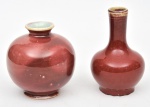 Raro solifleur e vasinho bojudo em porcelana chinesa do séc. XVIII/XIX, com esmaltagem dita "Sangue de Boi". Alt.: 11,5cm e 9,5cm. (Em função da fragilidade, este lote só poderá ser enviado para fora do estado através de transportadora especializada).