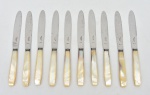 CHRISTOFLE - FRANCE. Dez antigas facas francesas da marca "Christofle". Cabo em madrepérola. Lâminas em aço inox. Gravadas.