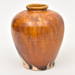 Raro vaso bojudo em cerâmica vitrificada na cor âmbar. Alt.: 16cm. China, séc. XVIII/XIX. (Em função da fragilidade, este lote só poderá ser enviado para fora do estado através de transportadora especializada).