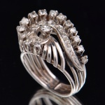 Antigo anel em ouro branco no feitio de caracol com 27 brilhantes totalizando aproximadamente 0,50ct. Peso: 5,7g. Aro: 9.