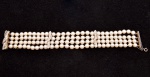 MIKIMOTO - JAPÃO. Esplêndida pulseira de 4 fios com 108 pérolas de 5mm genuínas e extras "Mikimoto". Fecho e separadores em platina com 38 brilhantes. Acompanha nota fiscal de aquisição das pérolas e prospecto da "Mikimoto" datado de 1961.
