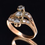 Antigo anel estilo "Vitoriano", provavelmente do séc. XIX em ouro 18k com 13 diamantes roses, sendo 3 centrais. Aro: 24. Peso: 4,3g.