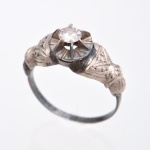 Antigo anel em ouro branco com brilhante solitário de aproximadamente 0,20ct. Aro: 17. Peso: 2,2g.