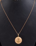 Cordão e pendente redondo com "Símbolo da Marinha" em ouro 18k, sendo o pendente guarnecido por 18 diamantes. Diam. do pendente: 2,5cm. Peso: 8,2g. (Falta 1 diamante do pendente).