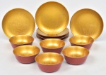 Seis bowls com os respectivos pratos em laca japonesa, revestida em dourado e vermelho, decorados com cerejeiras, bambus e vegetação aquática. Diâm.: 17cm. (Pequenos arranhões).