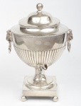 "Tea Urn" espessurado a prata, estilo "Georgeano", Inglaterra-Séc.XIX. Base quadrada com pés de bola. Corpo ovoide com canelados. Pegas laterais em argolas sustentadas por cabeças de leões. Borda em goldrões. Alt.: 49cm.