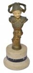 GEORGES OMERTH (FRANÇA, 1895-1925). "Busto de Menina Holandesa", escultura art deco em bronze patinado com rosto e marfim. Base em mármore bege e negro. Alt.: 16cm. Sem assinatura.