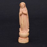 NOSSA SENHORA DA CONCEIÇÃO. Raríssima imagem miniatura em marfim Indo-português. Alt.: 9,5cm. Gôa - séc. XVIII.
