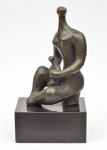 BRUNO GIORGI (1905-1993). "Maternidade", escultura em bronze patinado. Base em granito negro. Alt.: 52cm. Assinado. (Década de 50).