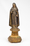 SANTA TERESA D'ÁVILA. Magnífica imagem em madeira policromada realçada a ouro. Alt.: 52cm. Portugal - séc. XIX.