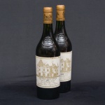 CHATEAU HAUT - BRION PESSAC-LEOGNAN (PREMIER GRAND CRU CLASSE) 1990. Dois vinhos tintos de "Pessac-Léognan" (França). Uvas: Merlot, Cabernet Sauvignon, Cabernet Franc. 750ml. Combinados com Cabernet Sauvignon e Merlot, os vinhos Pessac-Léognan são equilibrados com taninos estruturados de grãos finos e exibem notas clássicas de tabaco, cassis, cereja escura, couro e alcatrão, bem como uma mineralidade distinta.