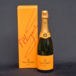CHAMPAGNE VEUVE CLICQUOT BRUT (FRANÇA). Champanhe com 750ml no estojo. Um dos champagnes mais conhecidos do mundo, o Veuve Clicquot encanta com sua elegância e cremosidade.
