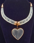 Gargantilha em cristal satine torsade com pendente no feitio de coração. Guarnições em ouro 18k tendo ao centro 2 argolas adornadas com 54 diamantes. Medida do pendente: 5,5 x 5.