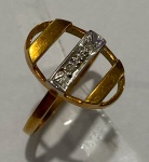 Anel oval vazado em ouro 18k e ouro branco com 2 diamantes no centro. Aro: 13. Peso: 2,1g.