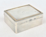 Caixa para cigarros em prata inglesa do período "George V", contraste da cidade de Londres de 1919, decorada com guilhochados. Borda decorada com raminhos revestidos em vermeil. Medida: 11 X 9. Peso bruto: 280g. (Pequenas mossas).