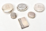 Seis porta comprimidos de coleção em prata de diversas origens e formatos. Diâm. do maior: 4cm.