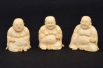 Três "Buddahs" esculpidos em marfim com atributos distintos de meditação. Alt. do maior: 5cm. China - 1940.