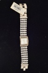 GUESS. Relógio feminino japonês de pulso da marca "Guess" com caixa em aço. Pulseira com 5 fios de pedras brancas. Movimento à quartz. Medida do mostrador: 2,6 X 2,4. Sem uso. (Mecanismo necessitando de revisão).