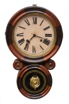 Relógio de parede provavelmente da marca "Ansonia. Caixa em madeira de 2 tons no feitio de "8". Vidro inferior com faixas douradas. Alt.: 53cm. EUA - 1900. Funcionando.