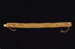Antiga pulseira francesa trançada em ouro 18k de 2 tons, contraste "Cabeça de Mercúrio". Larg.: 1,4cm. Peso: 30,3g.