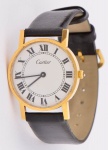 CARTIER. Relógio unissex suíço de pulso da marca "Cartier". Caixa em plaque d'or. Pulseira em couro não original. Movimento a corda. Diam.: 3,0cm. Funcionando.