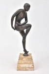 Escultura art deco em bronze patinado, representando "Oriental Dancer". Base quadrada com 4 degraus em mármore bege rajado. Alt.: 40cm.