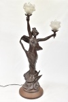 Escultura luminária para 2 luzes em petit bronze patinado, representando "Vênus com Tochas". Base redonda em ferro. Cúpulas em vidro moldado branco satiné no feitio e tulipa. Alt.: 1,00m.
