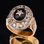 Antigo anel em ouro 18k, ouro branco, ônix central cabochon e 10 diamantes nas laterais. Aro: 11. Peso: 6,6g.