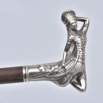 Bengala art nouveau de coleção em madeira escurecida com castão em prata francesa contrastada do séc. XIX, representando "Índia com arco e flecha".