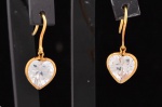 Par de brincos em ouro 18k ornamentado com zircônia com lapidação no feitio de coração. Alt.: 9mm.