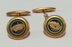 Par de antigas abotoaduras redondas em ouro 18k esmaltadas com as cores da "Bandeira do Brasil", tendo ao centro inscrição "Ordem e Progresso". Diam.: 1,3cm. Peso: 4,9g.
