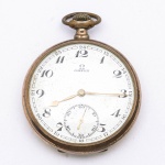 OMEGA. Antigo relógio suíço de bolso da marca "Omega". Caixa em plaque d'or. Diâm. do mostrador: 5cm. (Mecanismo necessitando de revisão).