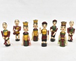 Oito figuras miniaturas Indianas em madeira policromada, com trajes típicos de festejos. Braços articulados. Alt. do maior: 16,5cm.