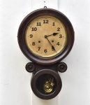 Relógio de parede com caixa em madeira no feitio de "8", provavelmente da marca "Ansonia". Alt.: 54cm. E.U.A. - 1900.