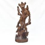ADÃO DE LOURDES CASSIANO (1945). "Pássaros, Cachos de Uva e Felino", grupo escultórico em madeira clara. Alt.: 70cm. Assinado.