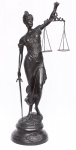ESCOLA EUROPEIA (SÉC. XX). Escultura em petit bronze patinado, representando "Justiça". Alt.: 95cm.