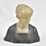RICHARDI PAULI (E.U.A, 1855-1892). "Buste de Jeune Fille", escultura em alabastro e bronze patinado. Base em mármore verde rajado. Alt.: 32cm. Comp.: 34cm. Assinada e apresenta selo de fundição.