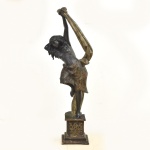 ESCOLA VENEZIANA (SÉC. XIX). "Aurora", escultura em madeira revestida em laca negra, policromada e dourada. Alt.: 1,60m.