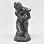 ALLIOT, LUCIEN CHARLES EDOUARD (FRANÇA, 1877-1967). "Vênus Agenouillée après le Bain", esplêndida escultura em bronze patinado. Alt.: 63cm. Assinado. Artista citado no Berman Bronzes.