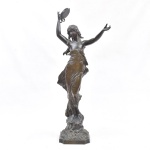 EUGENE MARIOTON (FRANÇA, 1854-1933). "Danseuse au Tambourin", escultura em bronze patinado. Alt.: 85cm. Assinada. Artista citado no Berman Bronzes.