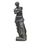 RON LIOD SAUVAGE (FRANÇA, XIX-XX). "Venus de Milo", escultura em bronze patinado. Alt.: 86cm. Assinada. Artista citado no Berman Bronzes.