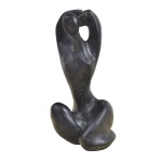 VERA TORRES (1962). "Nú Sentado", monumental escultura em bronze patinado. Alt.: 1,18m. (Sem assinatura).