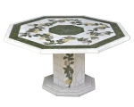 Magnífica mesa de centro com tampo e corpo oitavado com rico mosaico de mármore ornamentado com ramos, folhas e frutos. Alt.: 77cm. Comp.: 1,48m.